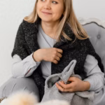 medium-shot-smiley-woman-indoors_23-2148859268